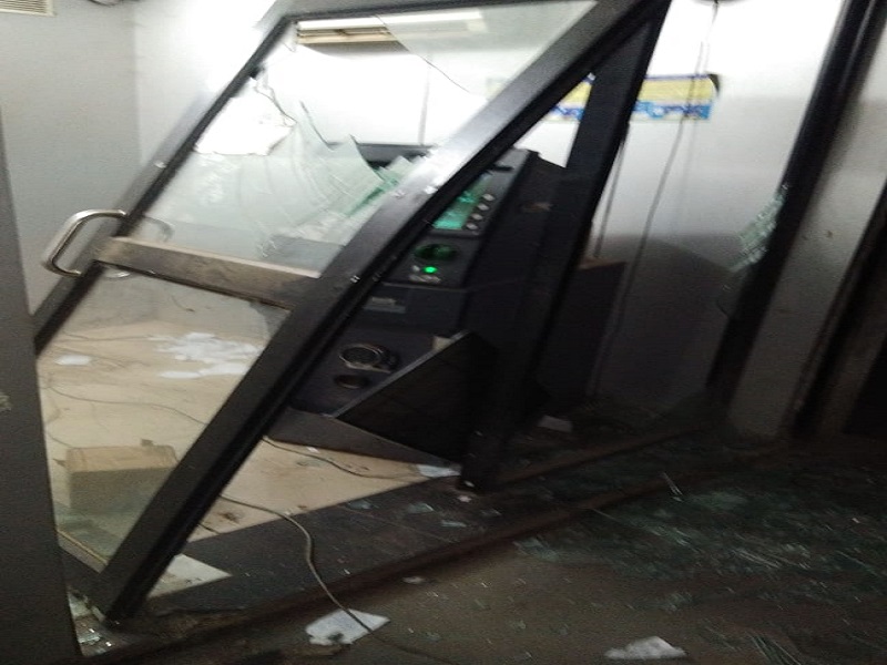 Thieves robbed ATMs 3 lakhs long; Events at Babaleshwar | एटीएम फोडून चोरट्यांनी २० लाख लांबविले; बाभळेश्वर येथील घटना 
