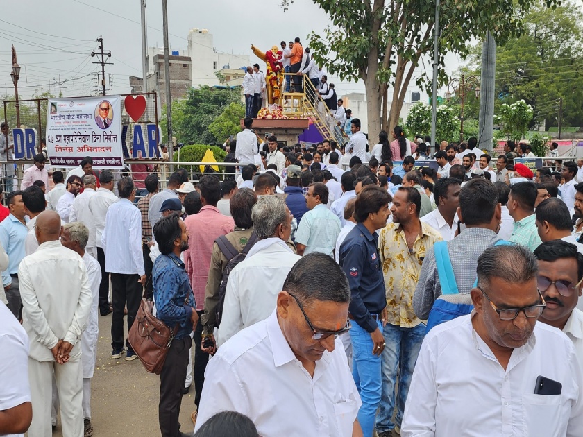 Line up at the Bhadkal Gate from morning to bow before the Krantisurya babasaheb Ambedkar | क्रांतिसूर्यासमोर नतमस्तक होण्यासाठी सकाळपासूनच भडकल गेटवर रांगा
