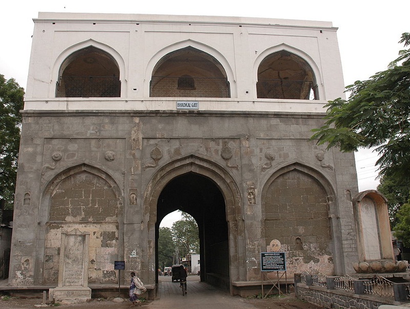 The magnitude Gate symbol of the historical victory; Aurangabadkar realized history in Heritage Walk in Aurangabadkar | ऐतिहासिक विजयाचे  भडकल गेट प्रतीक; हेरिटेज वॉकमध्ये औरंगाबादकरांनी जाणला  इतिहास