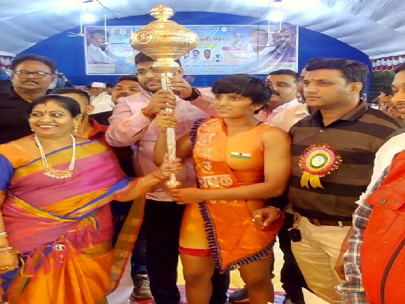 Shrigonda's Bhagyashree Fund wins Chandrapur Mayor Wrestling Cup | श्रीगोंद्याच्या भाग्यश्री फंडने जिंकला चंद्रपूर महापौर कुस्ती चषक
