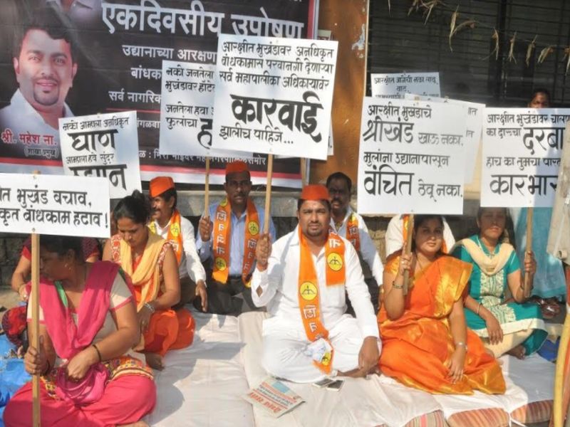 A day-to-day protest movement for Shivsena branch, to take action against the bank's reserved land? | पालिकेच्या आरक्षित भूखंडावर बार?, कारवाईसाठी शिवसेना शाखाप्रमुखाचे एकदिवसीय धरणे आंदोलन