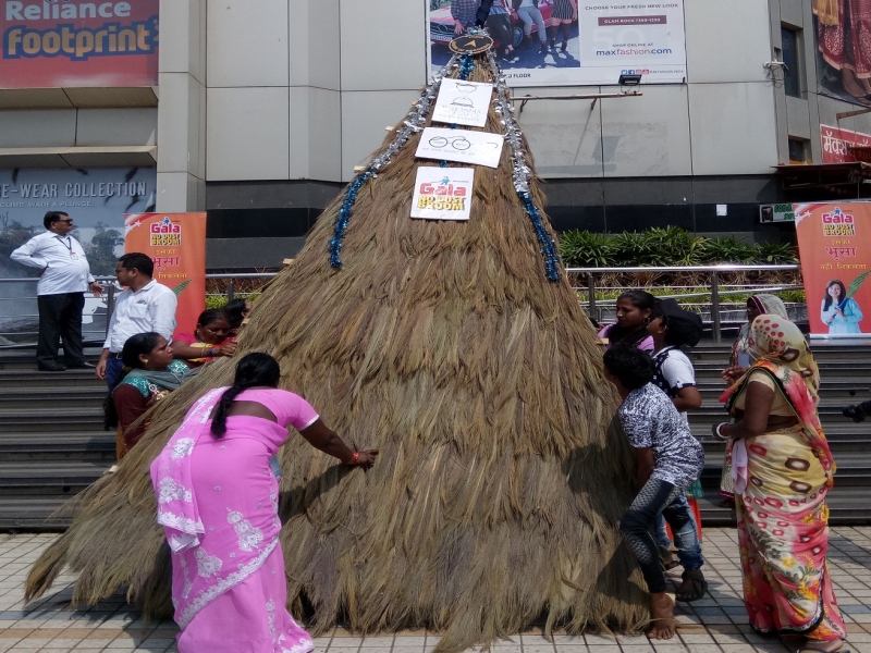 35 feet bamboo made by women in Bhaindar; Record in India Book of Record | भाईंदरमध्ये महिलांनी बनविला ३५ फूट झाडू; इंडिया बुक ऑफ रिकॉर्डमध्ये नोंद