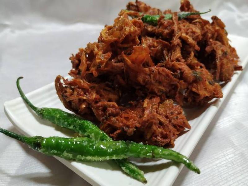 Tasty crab bhaji with spicy onion chutney The fun of eating in monsoon is different | तिखटमीठ लावलेल्या कांद्याच्या चटणीबरोबर चविष्ट खेकडा भजी; पावसाळ्यात खाण्याची मजा वेगळीच