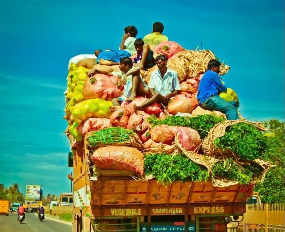 Gutkha is being smuggled in a vegetable truck in Nagpur | नागपुरात भाजीपाल्याच्या ट्रकमध्ये लपवून आणला जातोय गुटखा
