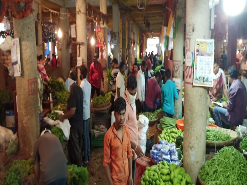 Ban in outposts in Pimpri-Chinchwad city; but crowd for Vegetables sale | पिंपरी-चिंचवड शहरातील चौकांमध्ये बंदी; भाजीमंडईत नागरिकांकडून मुक्त संचार
