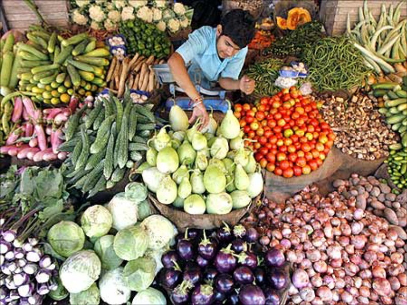 Vegetable to be available in the 68 places of city by Pune Municipal Corporation | पुणे महापालिका शहरात ६८ ठिकाणी करून देणार भाजीपाला उपलब्ध