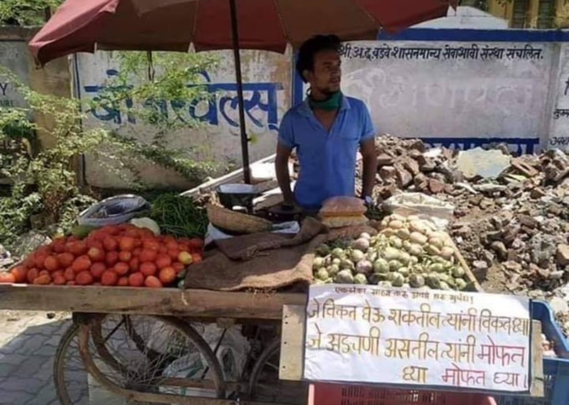 a brother ... Rohit Pawar also liked the photo of a greasy vegetable seller MMG | मानलं भावा तुला... जिगरबाज भाजीविक्रेत्याचा फोटो रोहित पवारांनाही भावला