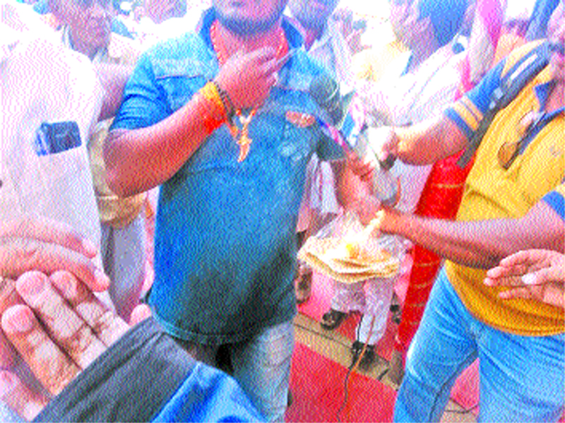 Organizers of Pandharpura said that the 'Ghee Bhail Bhaat' organizer said, 'This is the Solapur bread. | पंढपुरातील वारकºयांनी केली तक्रार,  ‘दिली शिळी भाकरी’ आयोजकांनी सांगितले, ‘ही सोलापुरी कडक भाकरी’