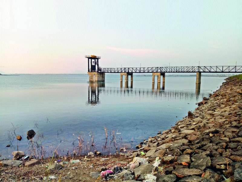 Bhatghar and Neera-Deoghar dams are empty due to planning | भाटघर, नीरा-देवघर धरणे नियोजनाअभावी रिकामी