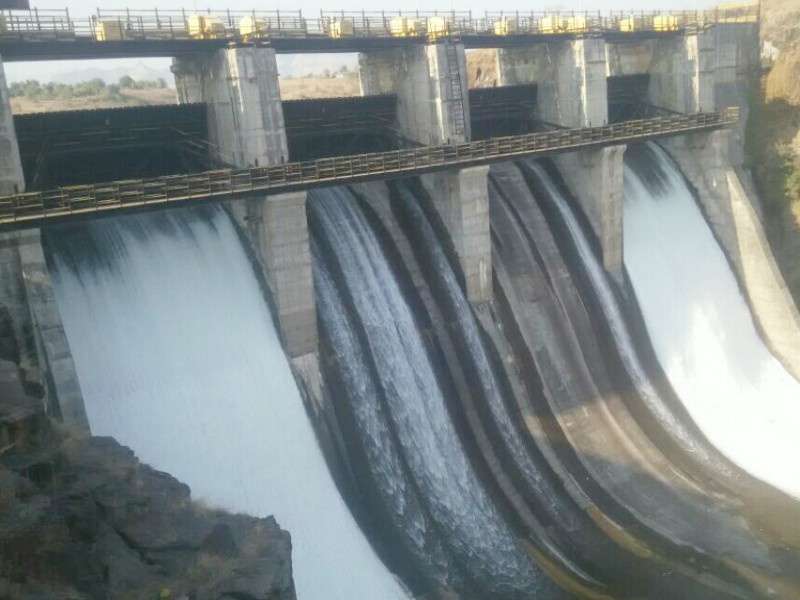 release water from Bhama Aaskhed; Damage to the electricity pumps of some farmers | भामा आसखेडचे दुसरे आवर्तन सुरू; नदी काठावरील काही शेतकऱ्यांच्या वीजपंपांचे नुकसान