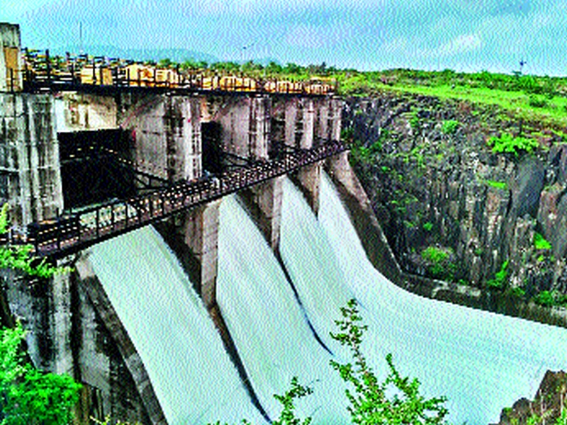 The last recess for agriculture from the Bhandardara dam is left | भंडारदरा धरणातून शेतीसाठी शेवटचे आवर्तन सोडले
