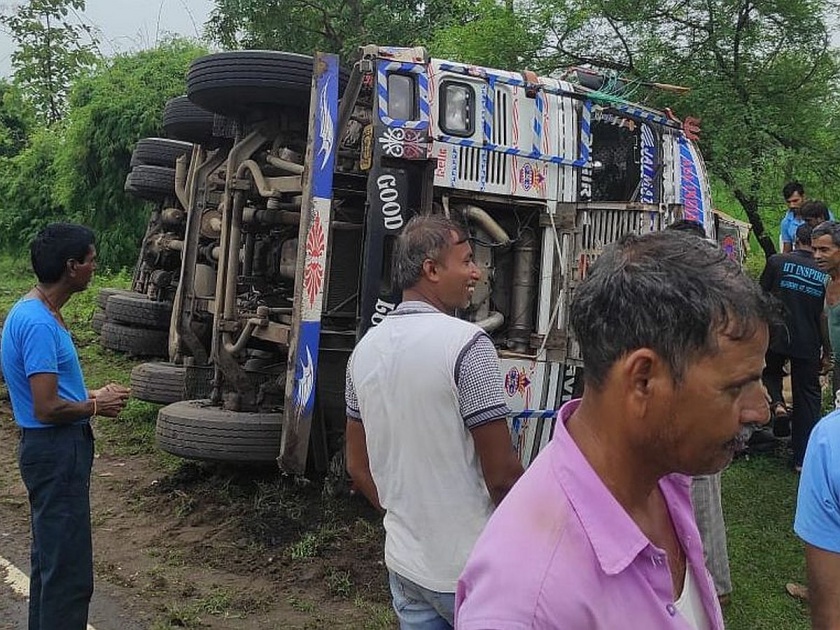 Bhandara: Truck carrying sacks of paddy overturns, another truck accident on national highway | Bhandara: धानाचे पोते घेऊन येणारा ट्रक उलटला, राष्ट्रीय महामार्गावर पुन्हा ट्रकचा अपघात