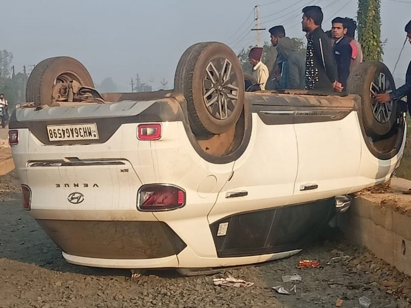 in bhandara car overturned after driver tries to save dog close escape for students | कुत्रा आडवा आल्याने कार उलटली; विद्यार्थी थोडक्यात बचावले