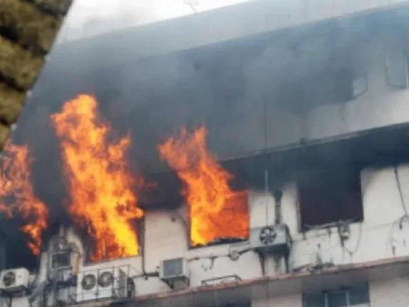 Fire like a warehouse in Delhi, 7 newborns in hospital, 12 children rescued | दिल्लीत भंडाऱ्यासारखे अग्निकांड, रुग्णालयात ७ नवजातांचा कोळसा, १२ बालकांची सुटका
