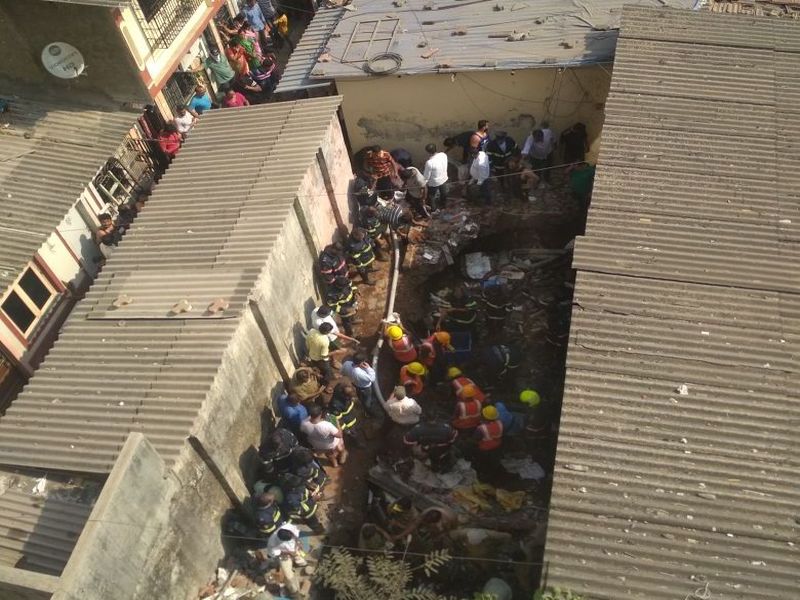 public toiled collaps in Bhandup | भांडुपमध्ये सार्वजनिक शौचालय खचलं, दोघांचा मृत्यू