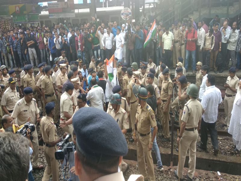 Bharat Bandh : Congress workers stage 'Rail Roko' at Andheri railway station against fuel price hike | Bharat Bandh : अशोक चव्हाणांचा कार्यकर्त्यासह अंधेरी स्थानकात रेलरोको