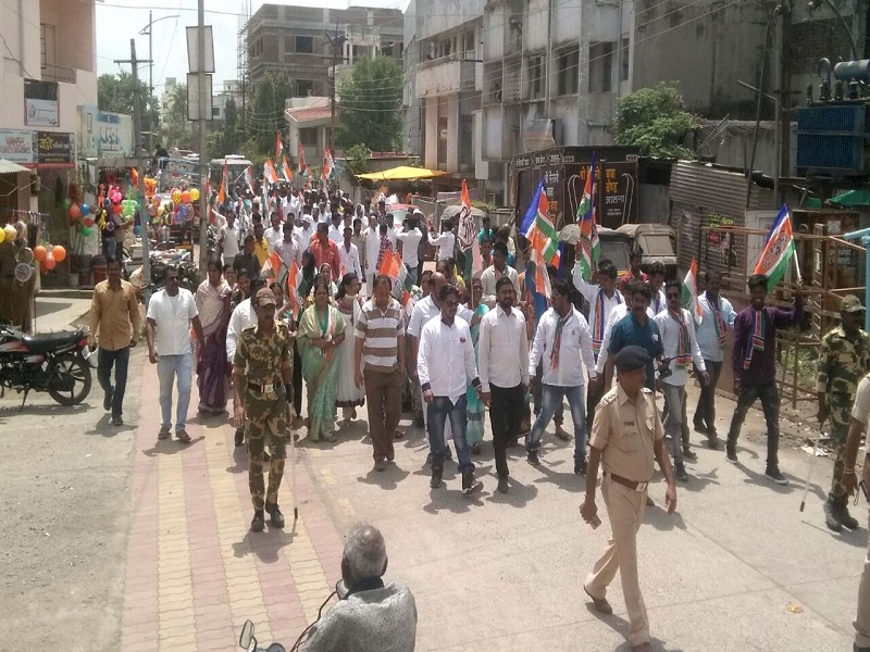Bharat Bandh: A rally on the District Collector's office in Jalna against the fuel price hike | Bharat Bandh : इंधन दरवाढी विरोधात जालन्यात काँग्रेसचा जिल्हाधिकारी कार्यालयावर मोर्चा 