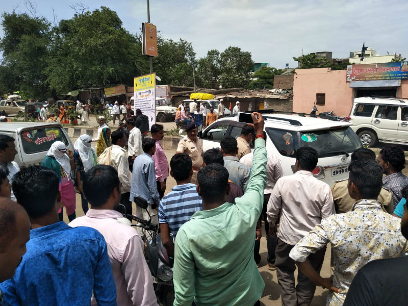Pandharpur MLA Bharat Bharke and the police in dispute | पंढरपूरात आमदार भारत भालके व पोलीसांमध्ये वादावादी