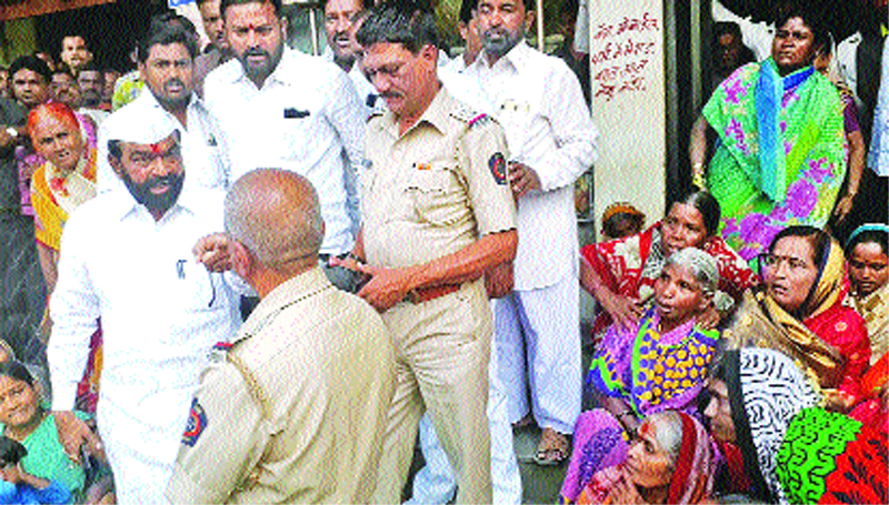 Due to the removal of encroachment, there is a dispute between Pandharpur MLAs and police officers | अतिक्रमण काढण्याच्या कारणावरून पंढरपुरात आमदार अन् पोलीस अधिकाºयांमध्ये वाद