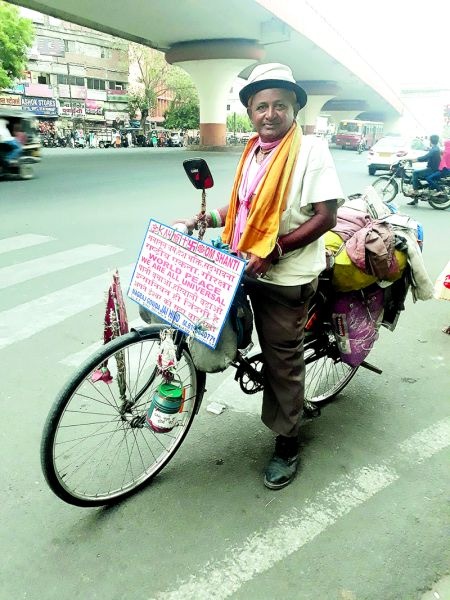 Traveling India on his bicycle for secularism | सर्वधर्मसमभावासाठी त्याचे सायकलवर भारतभ्रमण