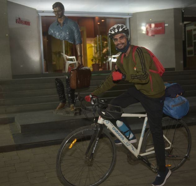 The young farmer set out on a tour of India by bicycle | सायकलने भारतभ्रमणावर निघाला तरुण शेतकरी