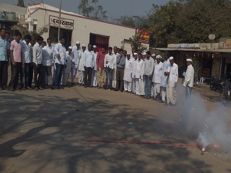Farmers of Brammani loan waiver scheme made fireworks, welcome distribution | ब्राह्मणीत कर्जमाफी योजनेचे शेतक-यांनी केले फटाके, पेढे वाटून स्वागत