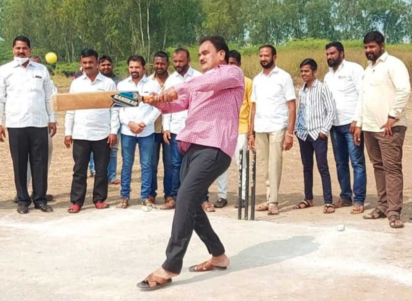 Minister of State Dattatraya Bharane's storming at the cricket ground; Won the hearts of the audience | क्रिकेटच्या मैदानात राज्यमंत्री दत्तात्रय भरणेंची तुफान फटकेबाजी;उपस्थितांची मने जिंकली  