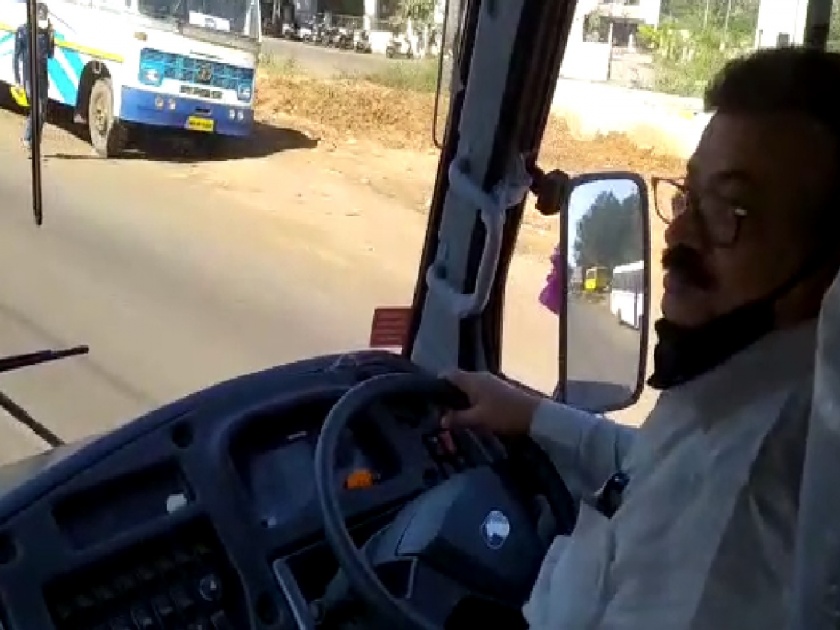 The bus was driven by MLA Bhaskar Jadhav | आमदार भास्कर जाधवांनी हाती घेतले बसचे स्टेअरिंग, अनेकजण म्हणाले..