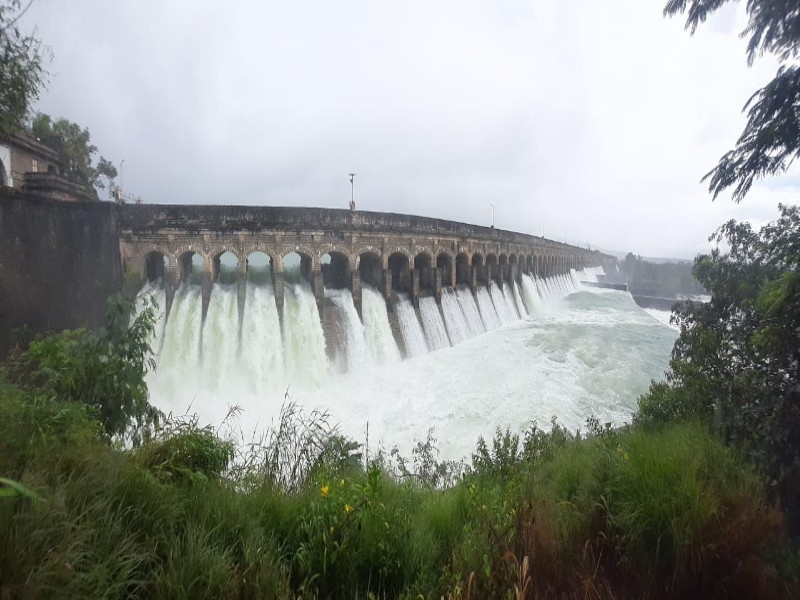 Pune's British-era Bhatghar Dam is 100 per cent full; Visarga begins with 1171 cusecs, a warning to the villages on the banks of Nirandi | पुण्याचं ब्रिटीश कालीन भाटघर धरण १०० टक्के भरलं; ११७१ क्युसेसनं विसर्ग सुरु, निरानदी काठच्या गावांना सतर्कतेचा ईशारा