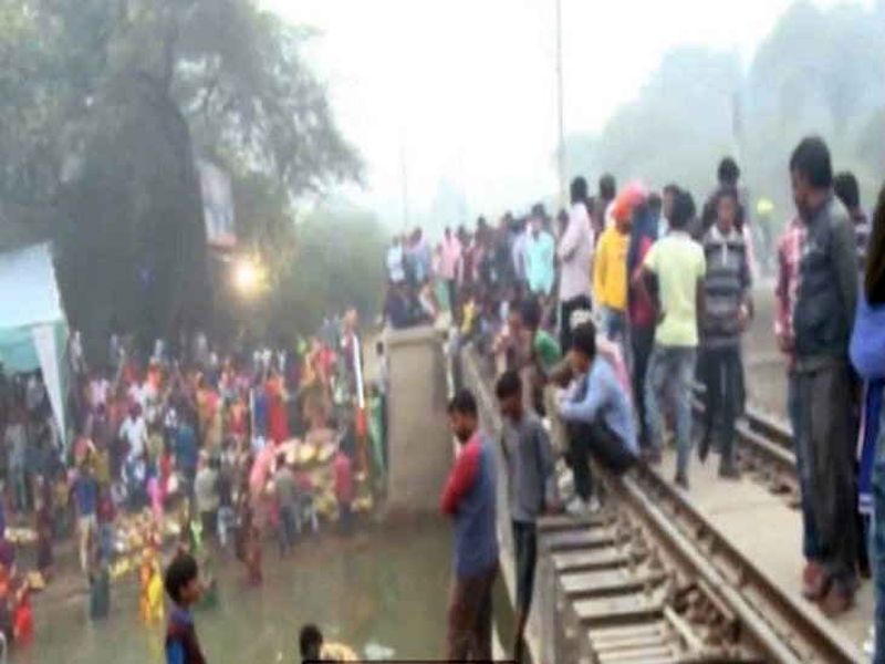 People Did Not Learn Lesson From Amritsar Dussehra accident Thousands Of Devotee On Rail Track In Chhath Puja | अमृतसर दुर्घटनेतून बोध नाहीच; छठ पुजेसाठी शेकडो लोक रेल्वे ट्रॅकवर