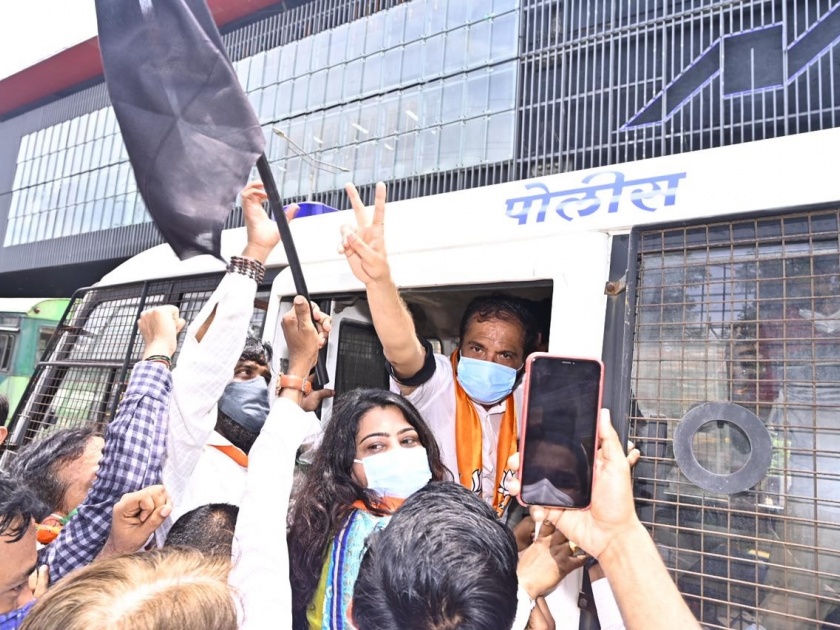 Protest agitation by showing black flags of BJP during Metro trial run atul bhatkhalkararrested mumbai metro uddhav thackeray | Mumbai Metro : मेट्रो ट्रायल रनच्या कार्यक्रमादरम्यान भाजपचं काळे झेंडे दाखवून निषेध आंदोलन