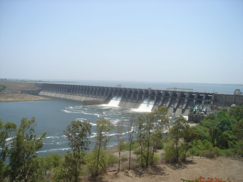 Five doors of the Bhatsa dam opened | भातसा धरणाचे ५ दरवाजे उघडले 