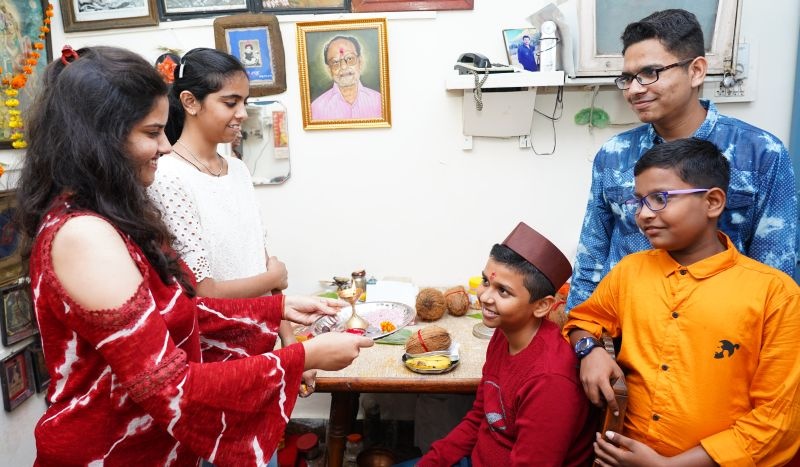 Bhaubij celebrated at the sisters' home | चंद्राचे चांदणे डोकावले बहिणींच्या घरी अन् साजरी झाली भाऊबीज 