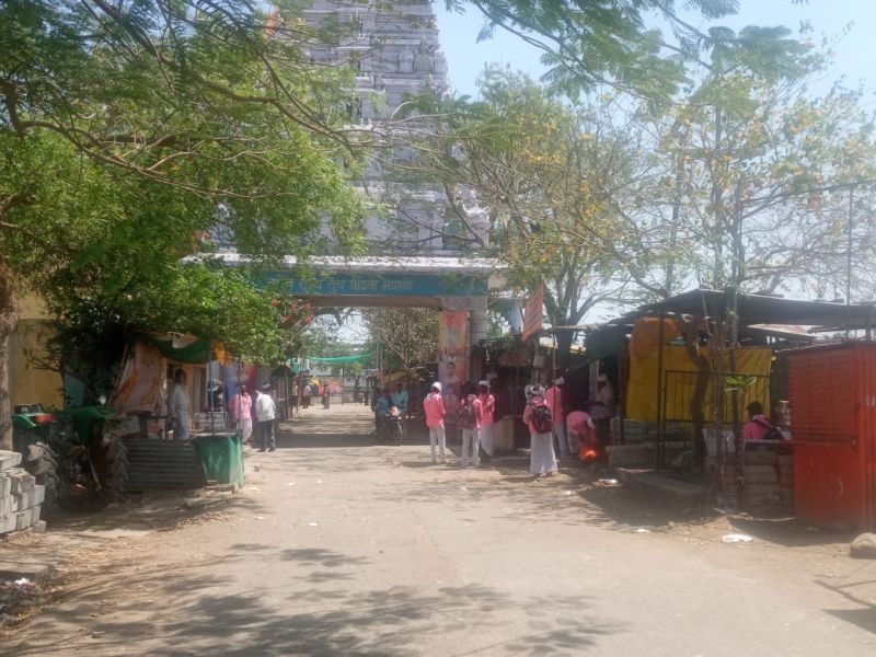 pilgrimage from other state enter to Poharadevi | परराज्यातील भाविक तीर्थक्षेत्र पोहरादेवीला दाखल!