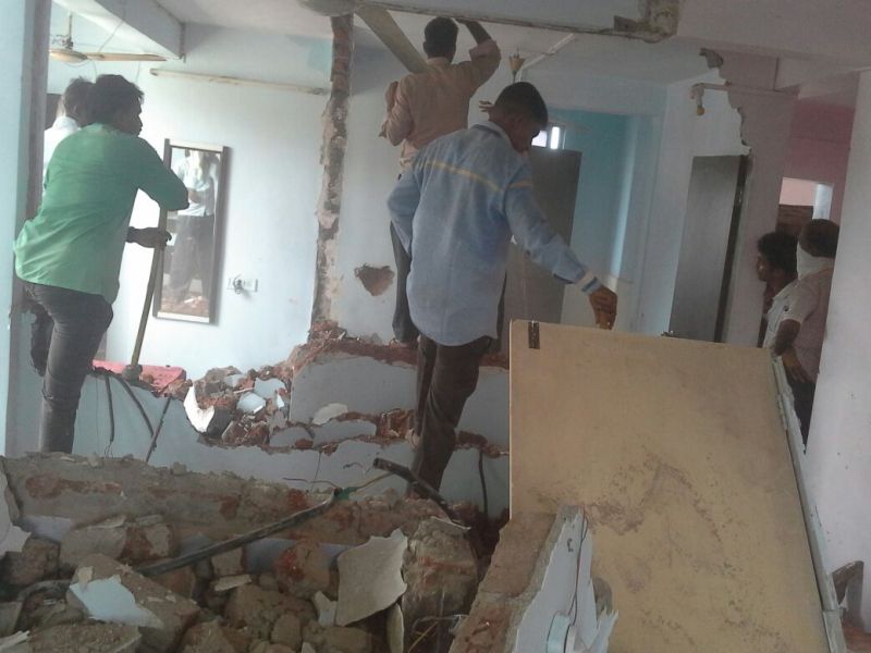 11 unauthorized rooms in Bhayanders Inna Palace demolished | भाईंदरच्या इना पॅलेसमधील 11 अनधिकृत खोल्या जमीनदोस्त