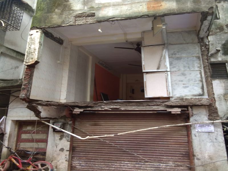 2 people injured in bhayander building collapse | भाईंदरमध्ये सदनिकेचा भाग कोसळून दोन जण जखमी