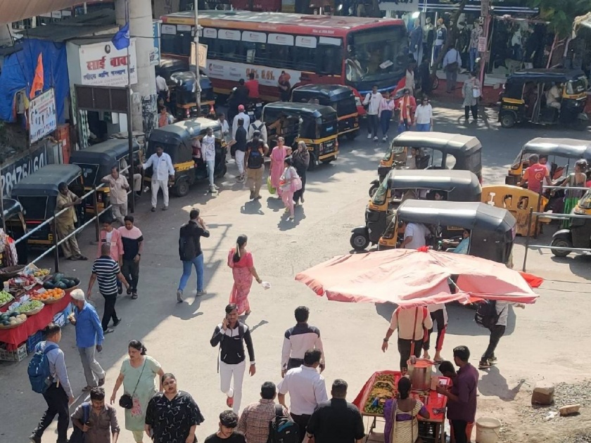 Traffic Congestion at Bhayandar West Railway Station; Unruly rickshaw pullers, hawkers | भाईंदर रेल्वे स्थानकात वाहतूक कोंडी; बेशिस्त रिक्षाचालक, फेरीवाल्यांच्या विळखा