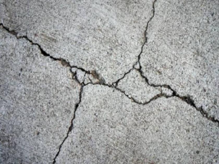 Cracks on the newly constructed road in aarey coloney mumbai | आरेत नव्याने तयार केलेल्या रस्त्यावर भेगा!