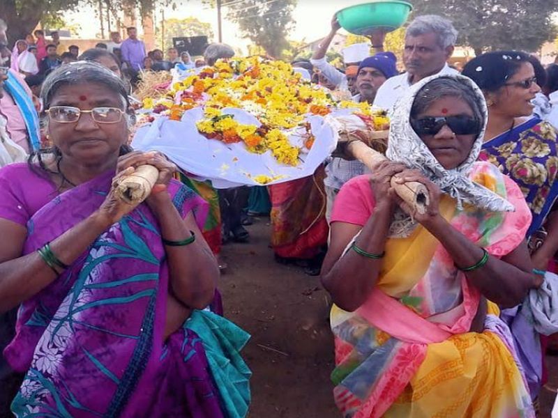Six daughters gave last respect of mother in Gadchiroli | ...अन् सहा मुलींनी दिला आईच्या पार्थिवाला खांदा