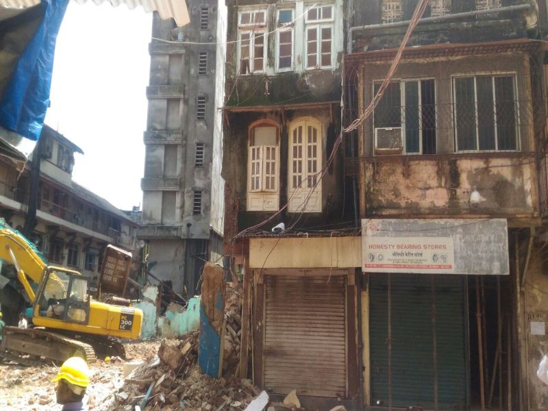 Neighboring Damarwala building fears of collapse while building Husseini building, urgent residents were evacuated | हुसैनी इमारत पाडताना शेजारील दावरवाला इमारतही कोसळण्याची भीती, तातडीनं रहिवाशांना काढण्यात आले बाहेर  