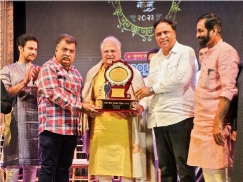 This year's Gandhar Gaurav award was presented to Mahesh Kothare | यंदाचा गंधार गौरव पुरस्कार महेश कोठारे यांना प्रदान