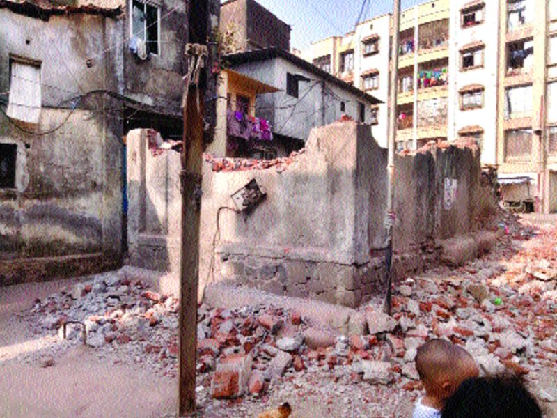 The police post in Bhivandi was destroyed | भिवंडीतील पोलीस चौकी पाडली
