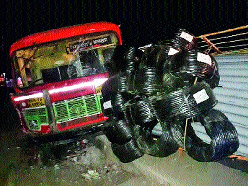 Strike escaped with ST, 4 vehicles | माथेफिरुने पळवली एसटी, ४ वाहनांना दिली धडक