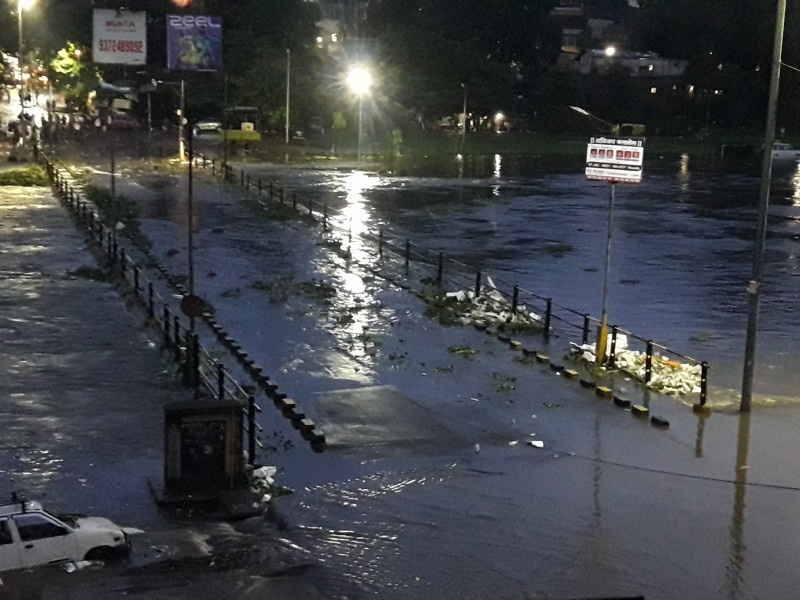 Heavy rain in Pune : traffic system collapse | पुणे शहरात मुसळधार पाऊस : भिडे पूल पाण्याखाली, वाहतूक व्यवस्था कोलमडली