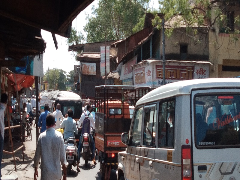 Bhingar traffic jam after a month and a half; The fuss of physical distance | दीड महिन्यानंतर भिंगारला वाहतुकीची कोंडी; फिजीकल डिस्टन्सिंगचा फज्जा