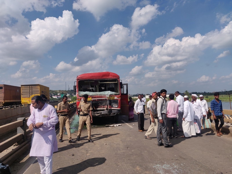 Two ST buses accident near bhigwan, 40 passenger injured | भिगवणजवळ दोन एसटी बसची धडक; अपघातात ४० पेक्षा अधिक प्रवासी जखमी