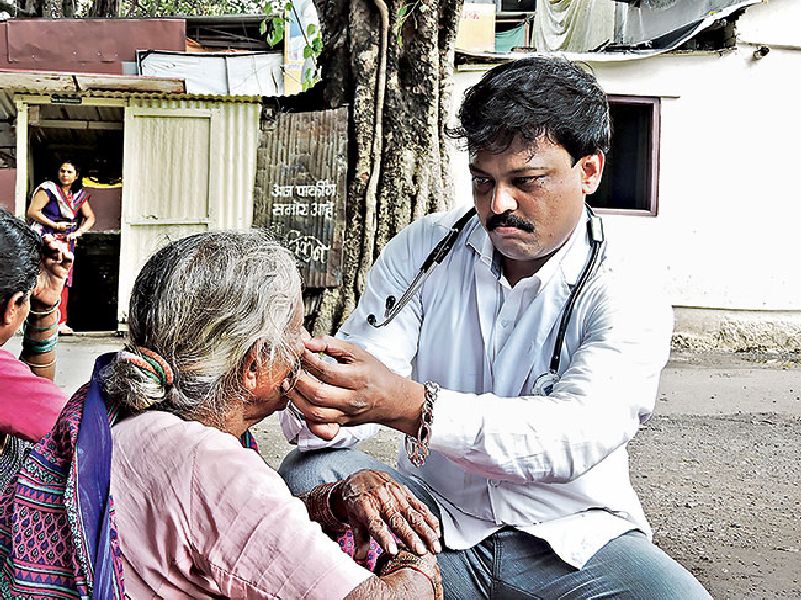 Family doctor with a beggar, leaving the work on the sidewalk. | भिक्षेक-यांचा फॅमिली डॉक्टर..काम-धंदा सोडून फुटपाथवरची फाटकी जिंदगानी हुडकत फिरणारा अवलिया