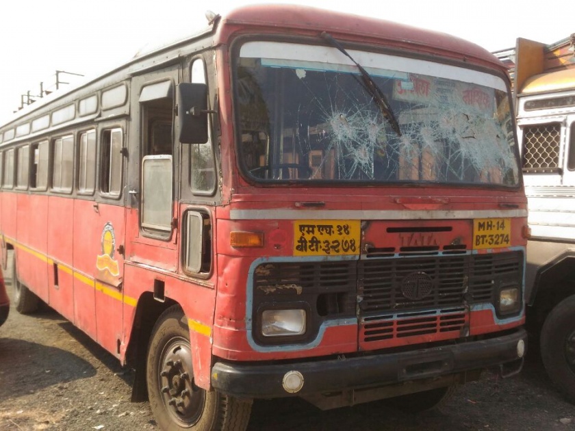 Koregaon Bhima incident: ST bus stone pelting on National Highway | कोरेगाव भीमा येथील घटनेचे खामगावात पडसाद; राष्ट्रीय महामार्गावर एसटीबस फोडली