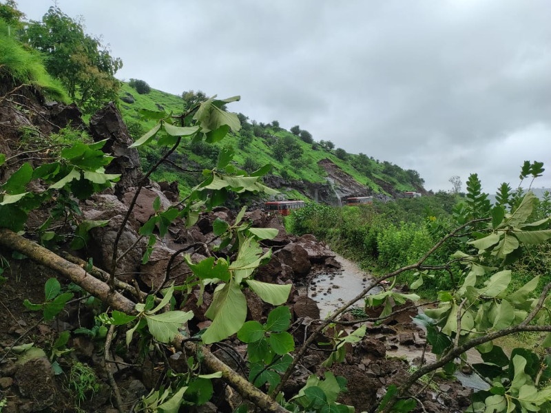 Heavy rains in Ambegaon taluka! Traffic jam on Manchar-Bhimashankar state highway due to landslide | आंबेगाव तालुक्यात पावसाचा हाहाकार! मंचर- भीमाशंकर राज्य महामार्गावर दरड कोसळल्याने वाहतूक ठप्प