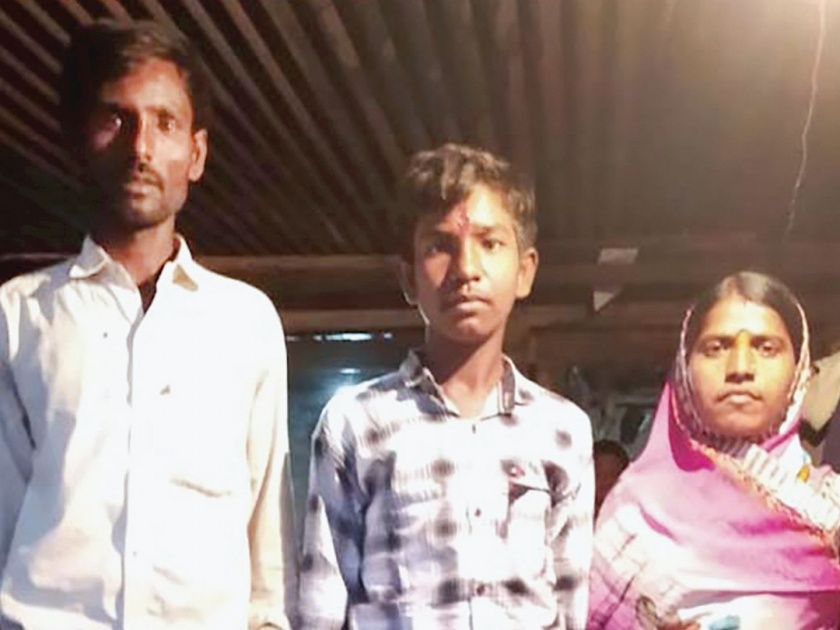 Bhimarao meets parents for 'support'! | ‘आधार’मुळे भीमरावला आई-वडील भेटले!
